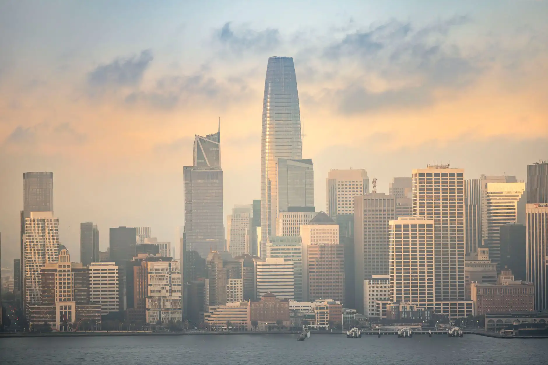 红新科技数字化平台建设案例：华中企业转型实践